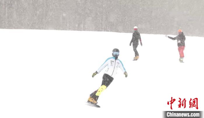 十四冬赛场雪地适应性训练在喀喇沁旗美林谷展