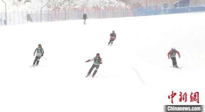 十四冬赛场雪地适应性训练在喀喇沁旗美林谷展