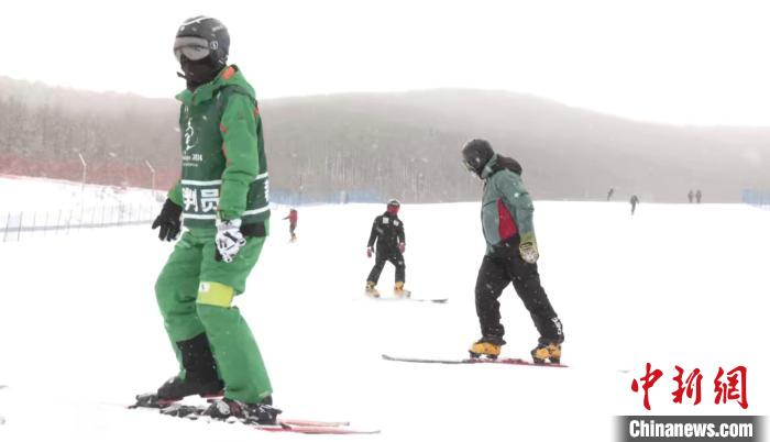 十四冬赛场雪地适应性训练在喀喇沁旗美林谷展