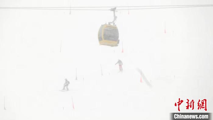 十四冬赛场雪地适应性训练在喀喇沁旗美林谷展