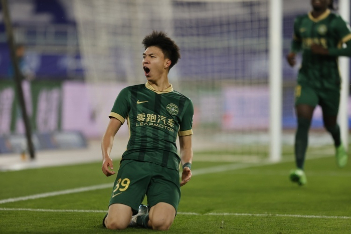 王钰栋主场破门终结球荒 浙江队迎战申花斩获赛
