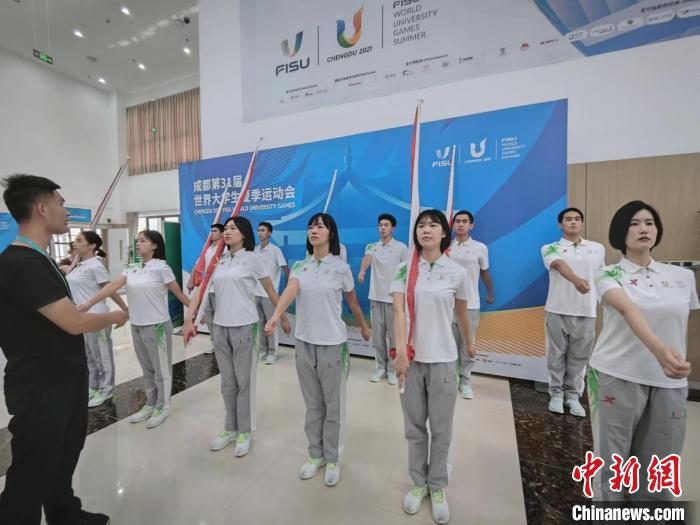 藏族女孩益希央卓：成都大运会颁奖升旗手的荣