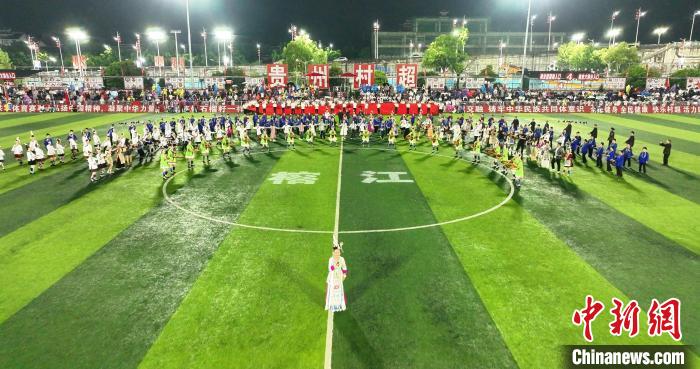 贵州“村超”20强决赛打响 雨中激战引燃乡村足