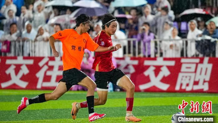 贵州“村超”20强决赛打响 雨中激战引燃乡村足